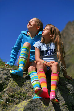 Enfants en chaussettes multicolor