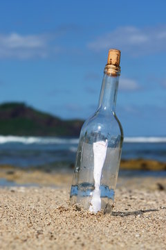 message, bouteille echou&eacute;e sur une plage