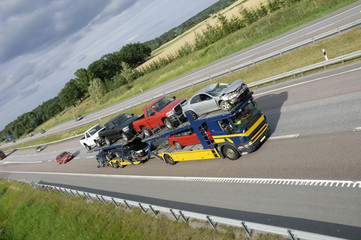 truck recovering crashed cars