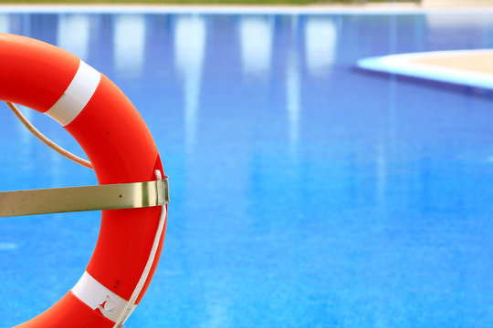 blaues schwimmbecken