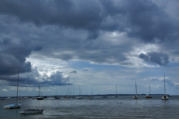 ciel gris sur la mer