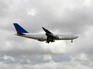Fototapeta na wymiar Jumbo jet dostarczaniu ładunków na całym świecie