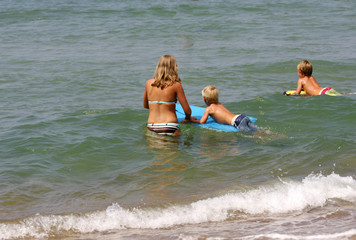 femme avec son enfant  dans l'eau