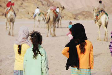 niñas beduinas del desierto