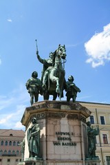 Obraz premium Koenig Ludwig Statue - Front View