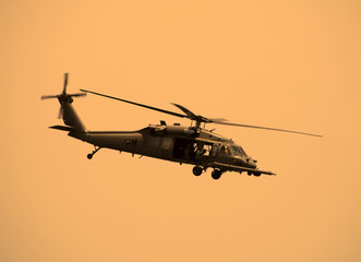 Fototapeta na wymiar Amerykański wojskowy helikopter na zachodzie słońca