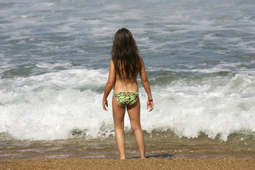 petite fille en maillot de bain