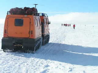 Fotobehang Antarctica Snow Truck-2 © PRinMD68