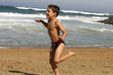 petit garçon qui court sur la plage