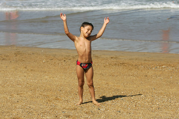 petit garçon qui joue sur la plage