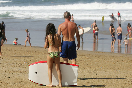 petite fille en bodyboard - Powered by Adobe