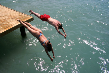 Twin divers