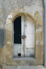Fototapeta na wymiar porta con vecchio lucchetto