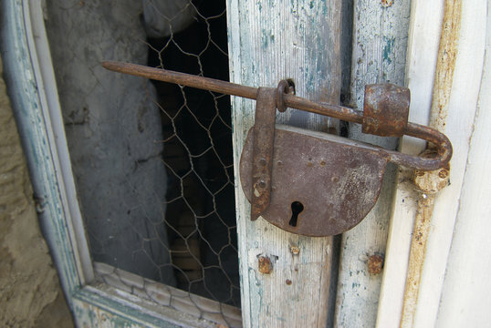 vecchio lucchetto di una porta
