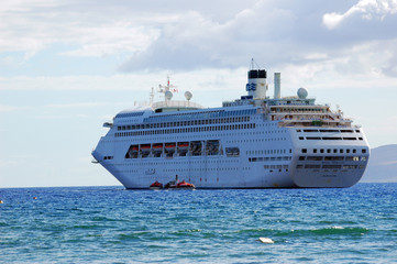 cruise ship in maui