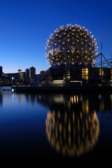 Fototapeta premium geodesic dome of science world, vancouver night scene