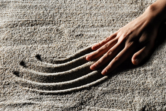 mano en la arena
