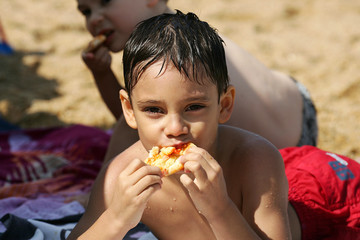 petit garçon entrain de manger