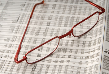 journal financier avec lunettes