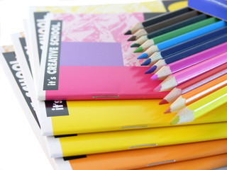 Schulhefte und Buntstifte zum Schulanfang