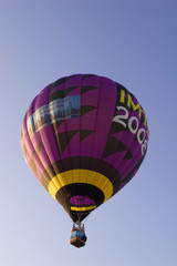 Fototapeta premium balon na ogrzane powietrze w locie
