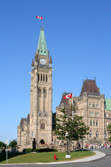 Fototapeta na wymiar Budynek Parlamentu Kanady w Ottawie, z boku viewof Peace Tower