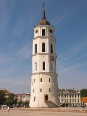 Fototapeta na wymiar Place z dzwonnicy katedry w słoneczny dzień, Litwa, Wilno,