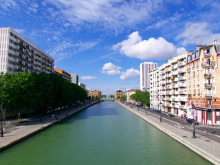 Fototapeta premium Vue du canal de l'Ourcq, Paris 19, ciel bleu