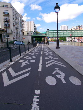 Piste cyclable au bord d'un canal, Paris 19