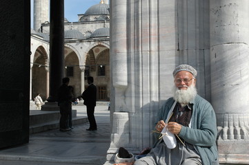 alter mann an der sultanahmet moschee