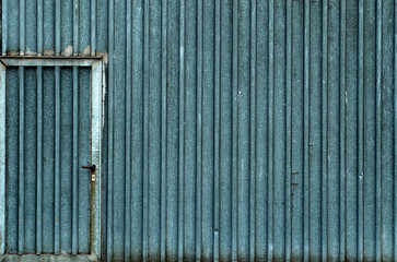 Fototapeta na wymiar Stahlblechfassade und Tür
