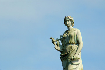 Statue Frau mit Harfe