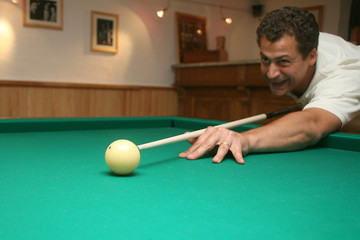 Homme jouant au billard