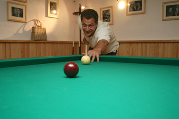 homme jouant au billard