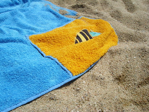Toalla en la arena de la playa