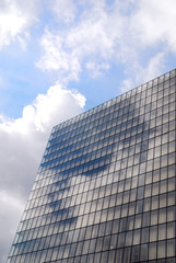 Fototapeta na wymiar biały budynek i okno na błękitne niebo