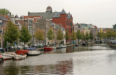 Obraz premium City view with boats and a canal