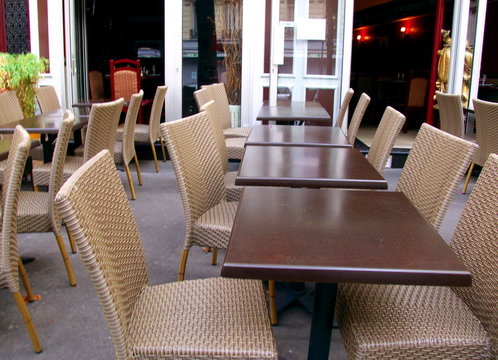 Tables et chaises, terrasse de restaurant Paris
