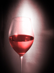 copa de vino rosado.