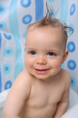 Kleinkind in der Badewanne