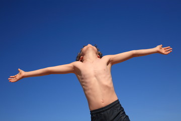 Obraz premium Boy against blue sky