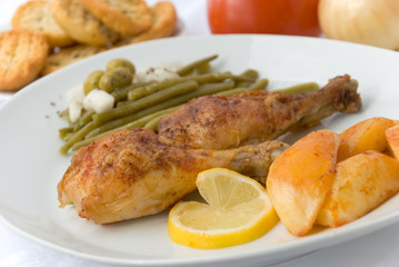 hähnchen-keule mit Pommes frites kartoffeln und salat - 5