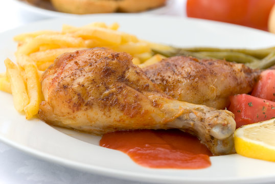 hähnchen-keule mit Pommes frites kartoffeln und salat - 5