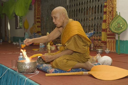 Zeremonie im laotischen Tempel