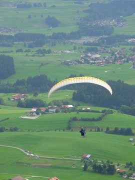 Gleitschirmfliegen in den Bergen