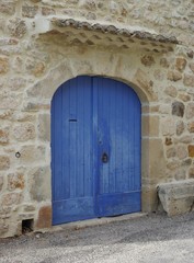Porte cochère bleue - maison pierres apparentes - Ardèche