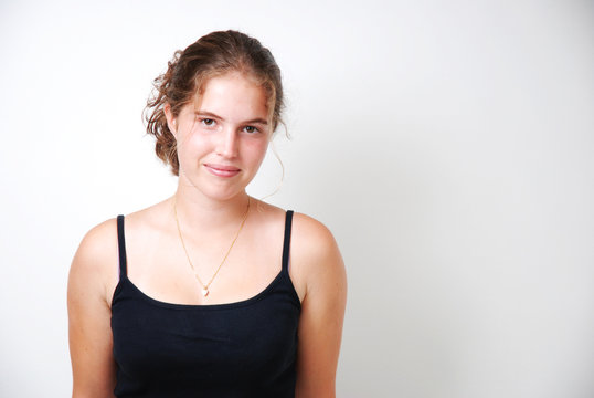 Jeune fille moqueuse