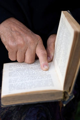 Naklejka premium Senior's hands on old Bible