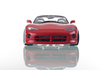 carro do vermelho com reflexão. Foto de estúdio.