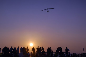 Obraz na płótnie Canvas osób ogląda zachód słońca